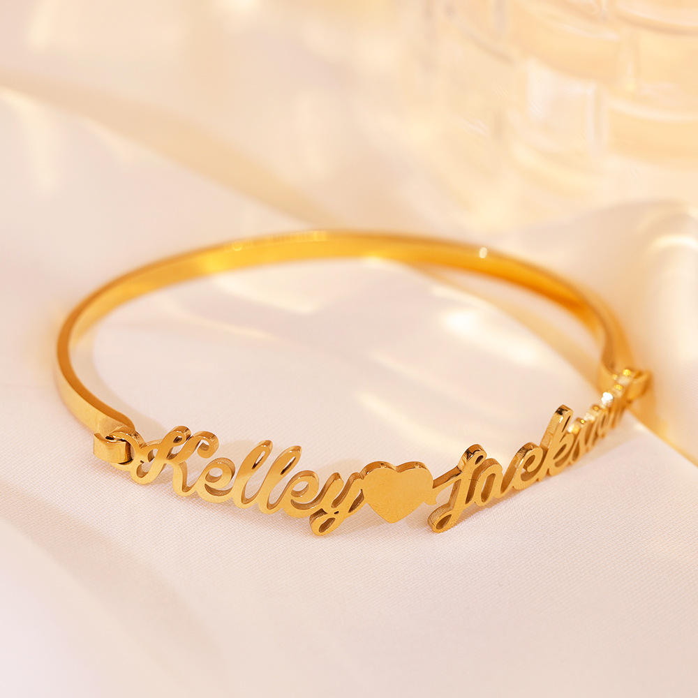 Cuff Bangle Bracelet - Personalisierte Paar-Namens-Armreifen Romantischer Edelstahl-Armreif mit Herz-Design